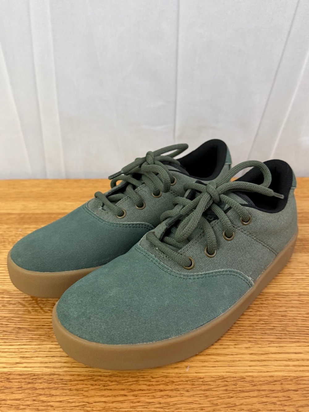 AREth Green/Gray Gum Bottom PLUG Skate Shoes Mens Size 6